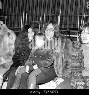 Die Proben für die Rolling Stones Rock and Roll Circus Show werden von der Gruppe im Intertel Sudios, Wembley, am 10. Dezember 1968 John Lennon produziert, mit Son Julian auf seinem Schoß, Yoko Ono und Eric Clapton rechts Stockfoto