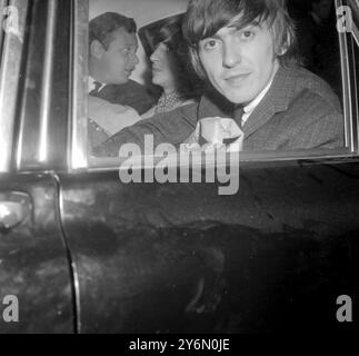 London: Die Beatles-Popgruppe floh heute Abend in zwei Polizeiautos vom Flughafen London, um Fans zu entgehen, die nach der erfolgreichen American Tour darauf warteten, sie zu Hause zu begrüßen. In einem der Polizeibeamten sind George Harrison (vorne), Schlagzeuger Ringo Starr (Mitte) und Manager Brian Epstein (hinten) zu sehen. John Lennon und Paul McCartney teilten sich das andere Auto. 21. September 1964 Stockfoto