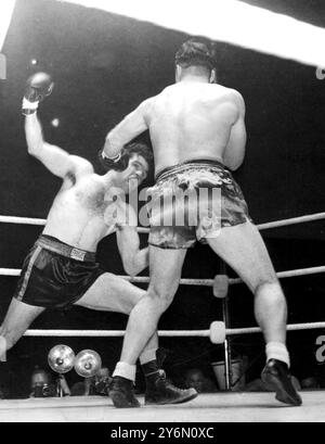 Gestern Abend im White City Stadium hat Bruce Woodcock, britischer Weltmeister und Schwergewichtsmeister, Freddie Mills, der den Titel im Leichtgewichtskraftgewicht trägt, in der 14. Runde eines 15-Runden-Wettbewerbs geschlagen. 46.000 Leute zahlten 75.000 Pfund, um den Kampf zu sehen. Juni 1949 Stockfoto