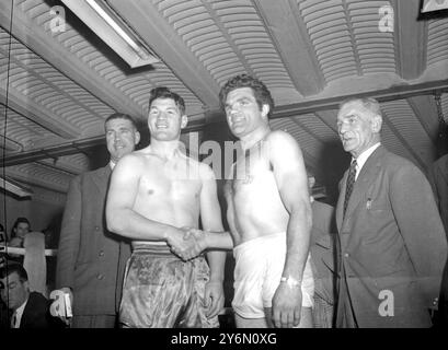 Bruce Woodcock und Freddie Mills haben heute Nachmittag in Jack Solomon's Gym, GT Windmill St., London, eingewogen. Sie treffen sich heute Abend in der Stadt Weiße, um zu entscheiden, wer im Kampf gegen Lee Savold in Amerika antreten wird, um als Weltmeisterschaft im Schwergewicht eingestuft zu werden. 2. Juni 1949 Stockfoto