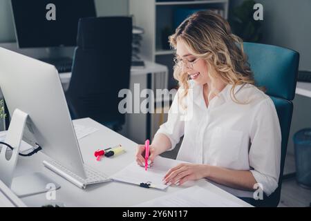 Foto von hübschen jungen Mädchen Papierkram Rekrutierer tragen formale Kleidung kooperieren erfolgreich nettes Licht Büro Stockfoto