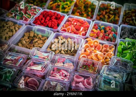 Auswahl an bunten, handgefertigten Süßigkeiten in Kisten an einem Stand Stockfoto