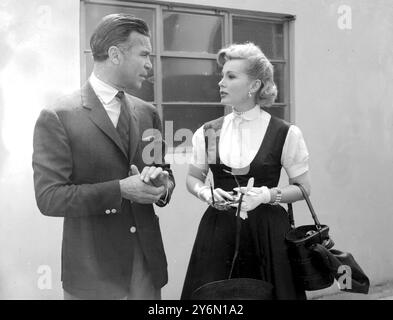 London: Porfirio Rubirosa der Dominikanische Millionär und Diplomat, flog auf dem Weg nach Paris in Begleitung der Hollywood-Schauspielerin Zsa Zsa Gabor zum Flughafen London. Es gab Pläne für die beiden, zusammen zu filmen, und eine Zeit lang waren sie enge Freunde. 5. Juli 1965 Stockfoto