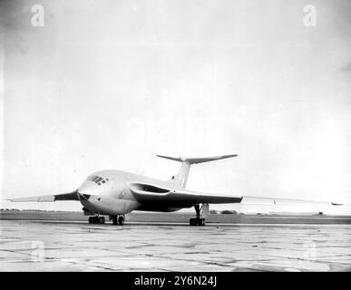 Die Handley Page H.P. 80, der neueste und mächtigste Bomber der Britians. Das weltweit erste Flugzeug mit vier Düsen, das sichelförmig geflügelt wurde, hat seinen Erstflug erfolgreich absolviert. Revolutionäres Design der silberfarbene H.P.80 fliegt schneller und höher mit einer größeren Bombenlast als jeder andere Bomber und bietet globale Schlagkraft für das Atomzeitalter. Der sichelförmige, nach hinten geschwungene Flügel vereint die aerodynamischen und betrieblichen Vorteile von Delta-, gefederten und rasiermesserdünnen geraden Flügeln ohne ihre Nachteile. Eine hoch ausgetragene Heckfläche befindet sich auf einer einzelnen Rippe, ebenfalls mit Aussprache Stockfoto