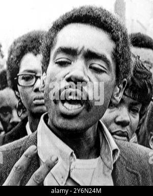 Julius Hoffman, Richter des US-Bezirksgerichts, erklärte gestern ein falsches Verfahren für Bobby Seale, Anführer des Black Panther, wegen Aufruhr wegen Verschwörung und verurteilte ihn zu vier Jahren Gefängnis wegen Verachtung des Gerichts in Tumoltous Gerichtssaal Ausbrüchen, die wiederholt die Prozesse gegen die "Chicago Eight" verzögerten. November 1969 Stockfoto