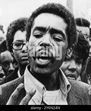 Bobby Seale, Anführer des Black Panther, wurde nach einem Misstrauen wegen Aufruhr wegen Verschwörung zu vier Jahren Haft verurteilt, weil er in stürmischen Gerichtsausbrüchen, die wiederholt die Prozesse gegen die „Chicago Eight“ verzögerten, missachtet wurde. November 1969 Stockfoto