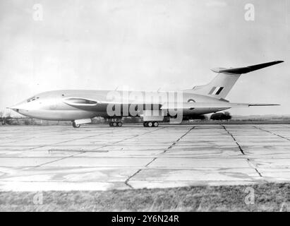 Die Handley Page H.P. 80, der neueste und mächtigste Bomber der Britians. Das weltweit erste Flugzeug mit vier Düsen, das sichelförmig geflügelt wurde, hat seinen Erstflug erfolgreich absolviert. Revolutionäres Design der silberfarbene H.P.80 fliegt schneller und höher mit einer größeren Bombenlast als jeder andere Bomber und bietet globale Schlagkraft für das Atomzeitalter. Der sichelförmige, nach hinten geschwungene Flügel vereint die aerodynamischen und betrieblichen Vorteile von Delta-, gefederten und rasiermesserdünnen geraden Flügeln ohne ihre Nachteile. Eine hoch ausgetragene Heckfläche befindet sich auf einer einzelnen Rippe, ebenfalls mit Aussprache Stockfoto