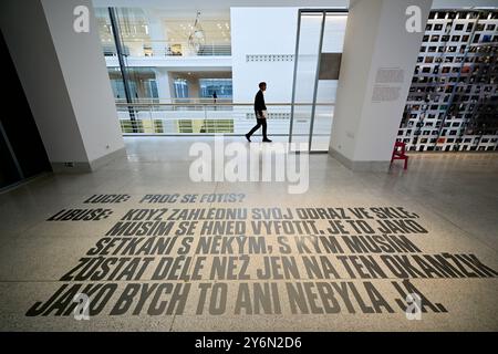 Prag, Tschechische Republik. September 2024. Eine Pressekonferenz zur Eröffnung der Fotografin Libuse Jarcovjakova Retrospektive Ausstellung und Installation 1924-1974-2024 zur Herbstöffnung der Nationalgalerie Prag, 26. September 2024. Quelle: Roman Vondrous/CTK Photo/Alamy Live News Stockfoto