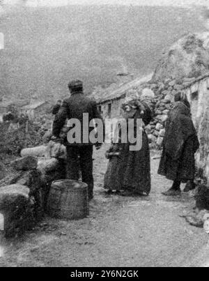 Die Evakuierung von St. Kilda: Inseltypen und Abfahrtsszenen. Typische Bewohner von St. Kilda in der Dorfstraße. 6. September 1930 Stockfoto