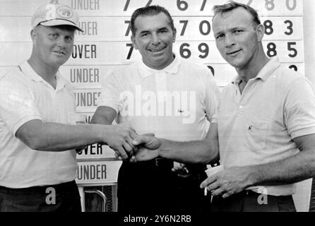 Chicago, Illonois: Jack Nicklaus (links) und Julius Boros (Mitte kam von hinten, 28. juli, um ein Play-off-Spiel von acht Arnold Palmer (rechts) für den ersten Preis in der Western Open Championship von 57.000 Dollar zu erzwingen. Das Trio ist hier vor der Anzeigetafel nach dem Spiel am 28. juli zu sehen. Nach dem Spiel gestern, am 29. juli, schoss Palmer auf der ersten neun eine drei unter Par 33 und führte Boros mit drei Schlägen und Nichlaus mit vier. 30. Juli 1963 Stockfoto