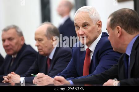 Moskau, Russland. September 2024. Der stellvertretende russische Vorsitzende des Sicherheitsrats Dmitri Medwedew, rechts, unterhält sich mit Verteidigungsminister Andrej Belousow, 2. Rechts, vor Beginn einer Sitzung des Sicherheitsrats zur Erörterung der Politik der nuklearen Abschreckung im Kreml am 25. September 2024 in Moskau, Russland. Roscosmos Generaldirektor Jury Borisov links und Sergei Naryschkin, Direktor des Auslandsgeheimdienstes, 2. Links, sehen Sie zu. Quelle: Alexander Kazakov/Kreml Pool/Alamy Live News Stockfoto