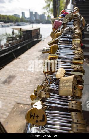 Frankreich, Paris, 75, 16. ARRT, Port de Passy, Love Vorhängeschloss vor dem Eiffelturm, September 2023. Stockfoto