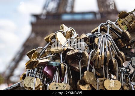 Frankreich, Paris, 75, 16th ARRT, Avenue de New-York, Love Vorhängeschloss mit Blick auf den Eiffelturm, September 2023. Stockfoto