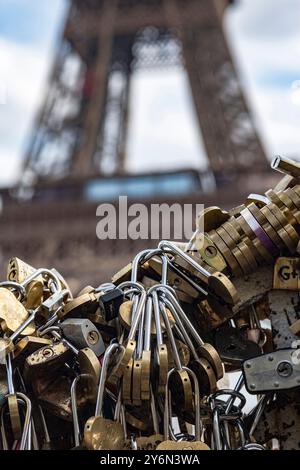 Frankreich, Paris, 75, 16th ARRT, Avenue de New-York, Love Vorhängeschloss mit Blick auf den Eiffelturm, September 2023. Stockfoto