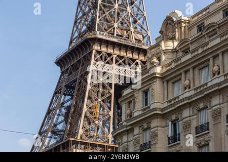Frankreich, Paris, 75, 7. ARRT, Eiffelturm, Vordergrund: Quai Branly Gebäude. Stockfoto