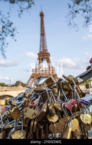 Frankreich, Paris, 75, 16th ARRT, Avenue de New-York, Love Vorhängeschloss mit Blick auf den Eiffelturm, September 2023. Stockfoto