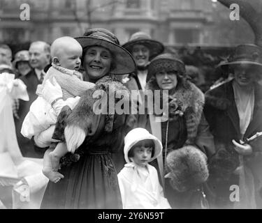 Prinzessin Alice, Countess of Athlone, eröffnet das neue Zuhause der Nationalen Adoptionsgesellschaft im Holland-Haus in Kensington. 6. Mai 1921 Stockfoto