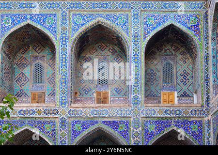 Samarkand, Usbekistan - 10. September 2024: Studentenzimmer in Sher Dor Madrasah auf dem Registan-Platz. Die antike Stadt ist Teil des UNESCO-Weltkulturerbes Stockfoto