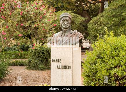 Trapani, Sizilien, Italien - 25. September 2016: Busto an Dante Alighieri, den größten italienischen Dichter, im Park von Town Holl (Villa Comunale), viale Reg Stockfoto