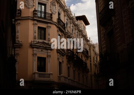 Vintage-Architektur in einer malerischen, engen Stadtstraße. Fassade des Wohngebäudes Ecke mit Stuck und Filmmaterial. Reisepostkarte. Stockfoto