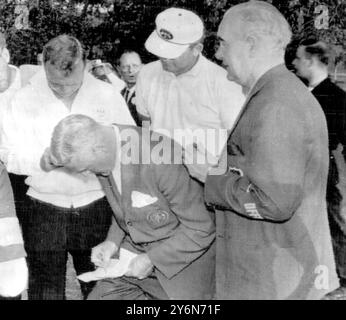 Atlanta, GA: Captain Arnold Palmer (links) des United States Ryder Cup Teams und John Fallon (rechts) warten, während der offizielle Punktverteidiger die Punktzahl des ersten Spieltages in den USA erhöht Das Spiel des britischen Ryder Cup ist gestern hier. Die USA beendeten die Spiele am ersten Tag mit 6-2 Vorsprung. 12. Oktober 1963 Stockfoto