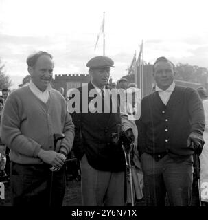 Virginia Water, England: Arnold Palmer aus den USA (rechts) und Britians Neil Coles (links), britischer Match-Play-Champion, mit dem nicht identifizierten Schiedsrichter vor dem Start ihres 36-Loch-Finales im Piccadilly World-Match-Play Tornament über dem Wentworth Club-Platz in der Nähe. Nach den ersten 18 Löchern war coles zwei auf Palmer. 11. Oktober 1964 Stockfoto