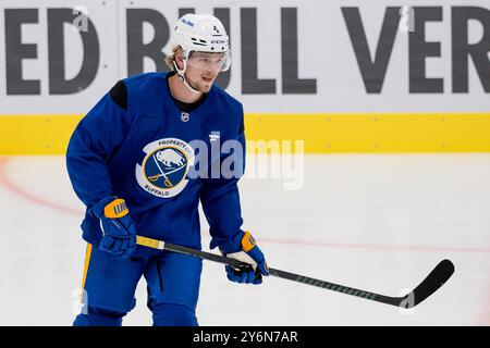 Bowen Byram (Buffalo Sabres, Nr. 4). GER, Buffalo Sabres, Eishockey, Trainingssession vor dem Grand Opening des SAP Garden, 26.09.2024. Foto: Eibner-Pressefoto/Franz Feiner Stockfoto