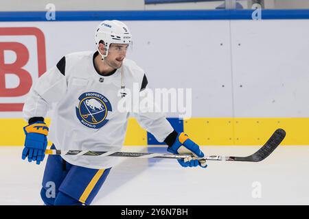 Dennis Gilbert (Buffalo Sabres, Nr. 8). GER, Buffalo Sabres, Eishockey, Trainingssession vor dem Grand Opening des SAP Garden, 26.09.2024. Foto: Eibner-Pressefoto/Franz Feiner Stockfoto