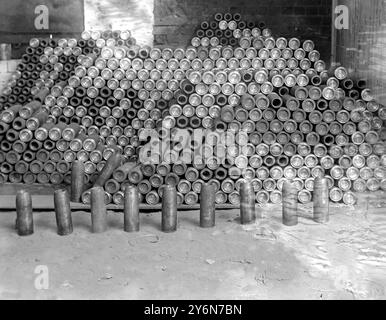 Fertige hochexplosive Schalen, wie sie die Dreherei verlassen, bereit für die Montage der Messing-Sicherungskappe. Die Munition des Herrn George handeln. Stockfoto