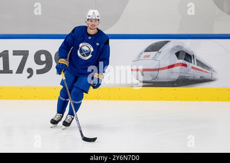 Bowen Byram (Buffalo Sabres, Nr. 4). GER, Buffalo Sabres, Eishockey, Trainingssession vor dem Grand Opening des SAP Garden, 26.09.2024. Foto: Eibner-Pressefoto/Franz Feiner Stockfoto