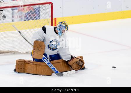 Devon Levi (Torwart / Torwart, Buffalo Sabres, #27). GER, Buffalo Sabres, Eishockey, Trainingssession vor dem Grand Opening des SAP Garden, 26.09.2024. Foto: Eibner-Pressefoto/Franz Feiner Stockfoto