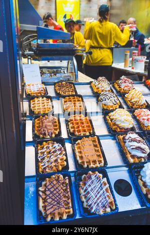 Belgien, Brüssel, belgische Waffeln verschiedener Kompositionen zur Präsentation Stockfoto