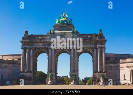 Belgien, Brüssel, Park zum fünfzigsten Jahrestag, Denkmal zum fünfzigsten Jahrestag, Arkaden zum fünfzigsten Jahrestag, Quadriga ‚Brabant hisst die Nationalflagge Stockfoto