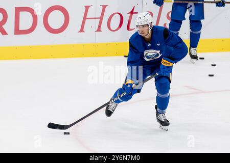 Dylan Cozens (Buffalo Sabres, Nr. 24). GER, Buffalo Sabres, Eishockey, Trainingssession vor dem Grand Opening des SAP Garden, 26.09.2024. Foto: Eibner-Pressefoto/Franz Feiner Stockfoto