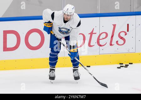 Dennis Gilbert (Buffalo Sabres, Nr. 8) laechelnd/lachend. GER, Buffalo Sabres, Eishockey, Trainingssession vor dem Grand Opening des SAP Garden, 26.09.2024. Foto: Eibner-Pressefoto/Franz Feiner Stockfoto