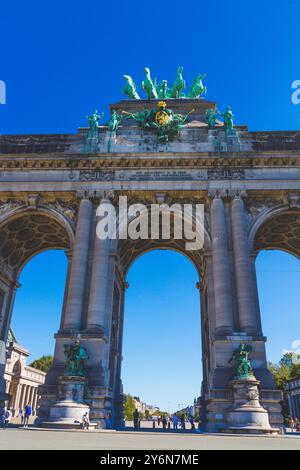 Belgien, Brüssel, Park zum fünfzigsten Jahrestag, Denkmal zum fünfzigsten Jahrestag, Arkaden zum fünfzigsten Jahrestag, Quadriga ‚Brabant hisst die Nationalflagge Stockfoto