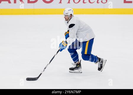 Dennis Gilbert (Buffalo Sabres, Nr. 8). GER, Buffalo Sabres, Eishockey, Trainingssession vor dem Grand Opening des SAP Garden, 26.09.2024. Foto: Eibner-Pressefoto/Franz Feiner Stockfoto