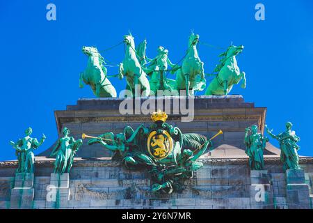 Belgien, Brüssel, Park zum fünfzigsten Jahrestag, Denkmal zum fünfzigsten Jahrestag, Arkaden zum fünfzigsten Jahrestag, Quadriga ‚Brabant hisst die Nationalflagge Stockfoto