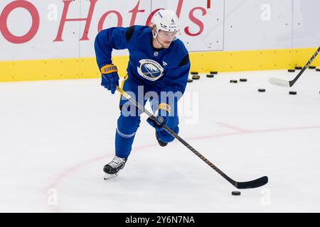 Bowen Byram (Buffalo Sabres, Nr. 4). GER, Buffalo Sabres, Eishockey, Trainingssession vor dem Grand Opening des SAP Garden, 26.09.2024. Foto: Eibner-Pressefoto/Franz Feiner Stockfoto