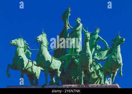 Belgien, Brüssel, Park zum fünfzigsten Jahrestag, Denkmal zum fünfzigsten Jahrestag, Arkaden zum fünfzigsten Jahrestag, Quadriga ‚Brabant hisst die Nationalflagge Stockfoto