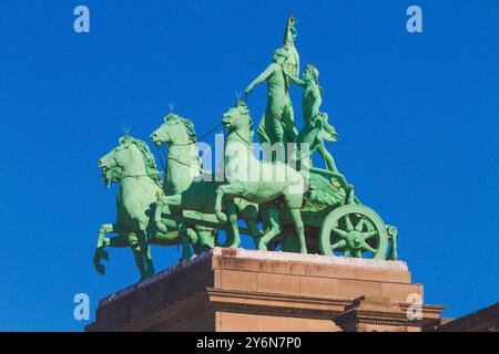 Belgien, Brüssel, Park zum fünfzigsten Jahrestag, Denkmal zum fünfzigsten Jahrestag, Arkaden zum fünfzigsten Jahrestag, Quadriga ‚Brabant hisst die Nationalflagge Stockfoto