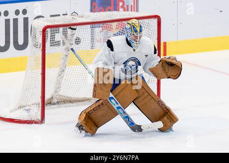 Devon Levi (Torwart / Torwart, Buffalo Sabres, #27). GER, Buffalo Sabres, Eishockey, Trainingssession vor dem Grand Opening des SAP Garden, 26.09.2024. Foto: Eibner-Pressefoto/Franz Feiner Stockfoto