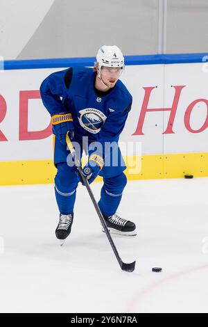 Bowen Byram (Buffalo Sabres, Nr. 4). GER, Buffalo Sabres, Eishockey, Trainingssession vor dem Grand Opening des SAP Garden, 26.09.2024. Foto: Eibner-Pressefoto/Franz Feiner Stockfoto