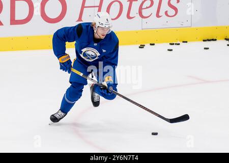 Bowen Byram (Buffalo Sabres, Nr. 4). GER, Buffalo Sabres, Eishockey, Trainingssession vor dem Grand Opening des SAP Garden, 26.09.2024. Foto: Eibner-Pressefoto/Franz Feiner Stockfoto