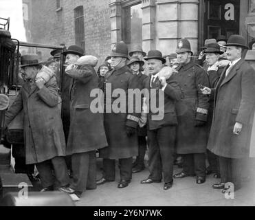 Teilen. Bewaffnete Polizeieskorte £15.000 von der Bank zur Verteilung an 18.000 Mitglieder des West Green P.S.A Slate Club. 12. Dezember 1931 Stockfoto