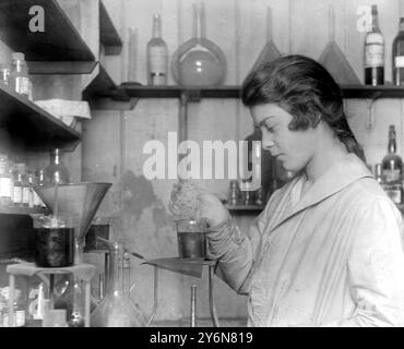 Erfassung des deutschen Farbstoffhandels (London Dye Manufacturing Co). Testfarbstoff an Wolle im Labor. 1920 Stockfoto