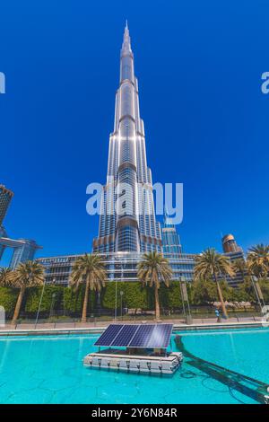 Vereinigte Arabische Emirate, Dubai, Burj Khalifa, Burj Khalifa Lake, Solarpaneele auf einem Floß, das im See schwimmt Stockfoto