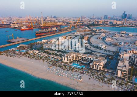 Vereinigte Arabische Emirate, Dubai. Baustellen auf Pearl Jumeirah Island. Im Hintergrund Al Mina und diese Werften, im Hintergrund die Skyli Stockfoto
