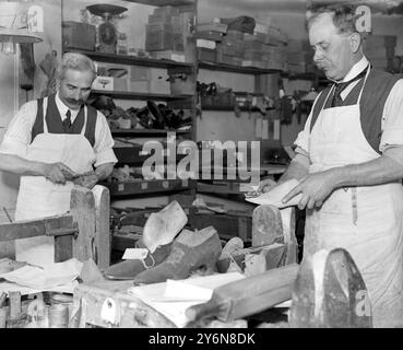 Herstellung von Holzschuhen (W. H. Smith, Sloane Street). Glättung nach dem Formen der letzten. 21. September 1924 Stockfoto