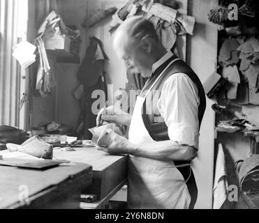 Herstellung von Holzschuhen (W. H. Smith, Sloane Street). Das Oberteil der Schuhe wird geschlossen. 21. September 1924 Stockfoto